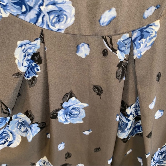 Torrid Floral Grey and Blue Sleeveless Hi- Low Top Size 0X - Picture 9 of 15